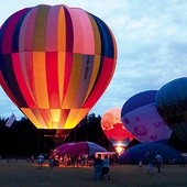 	Nocna prezentacja balonów na stadionie Stali.