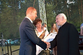 Ks. Jacek Beksiński otrzymuje Antka  za Wydarzenie Roku,  czyli organizację Światowych Dni Młodzieży w Janowie Lubelskim.
