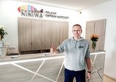 Ojciec Tomasz Maniura OMI przy nowej recepcji Oblackiego Centrum Młodzieży NINIWA.