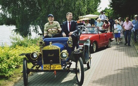 Sławomir Zalewski, wójt gminy Nowe Miasto, pod scenę podjechał ponad stuletnim, unikalnym egzemplarzem samochodu marki Maxwell