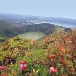 Widok na wulkaniczne jeziora zapiera dech w piersiach.