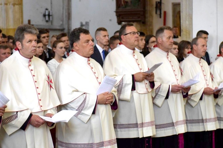 Kanonicy kapituły kolegiackiej tuż przed złożeniem wyznania wiary.