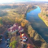 Ośrodek Charytatywno-Edukacyjny „Emaus” w Turnie koło Białobrzegów położony jest nad malowniczą Pilicą