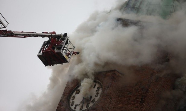 Katedra płonęła wiele godzin