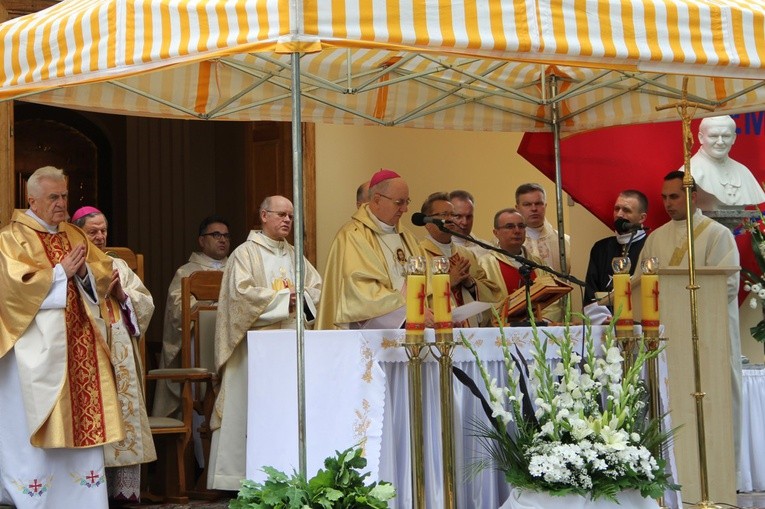 Msza św. jubileuszowa sprawowana była przed kaplicą na terenie ośrodka. Przy mikrofonie abp Stanisław Budzik