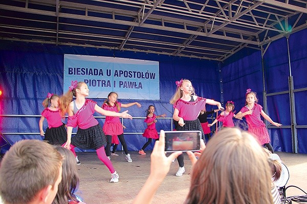 Na scenie wystąpiły m.in. dziewczęta ze stowarzyszenia „Skakanka”.