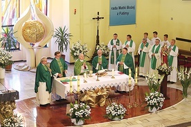 ▲	Mszy Świętej przewodniczył bp Tadeusz Rakoczy, konsekrator świątyni jubilatki.