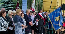 W uroczystościach wzięło udział wielu gości. Obecne były poczty sztandarowe.