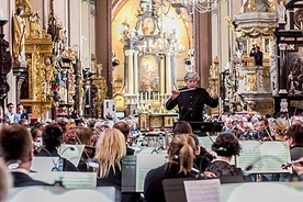 ▲	Podczas inauguracji wystąpiła Orkiestra Symfoniczna Polskiej Filharmonii Bałtyckiej  im. F. Chopina, którą dyrygował Arno Hartmann.
