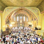 Po Eucharystii była procesja ze świecami do cudownego źródełka.