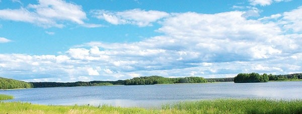 Ośrodek graniczy z jeziorem, gdzie jest wyznaczone miejsce na kąpiel.