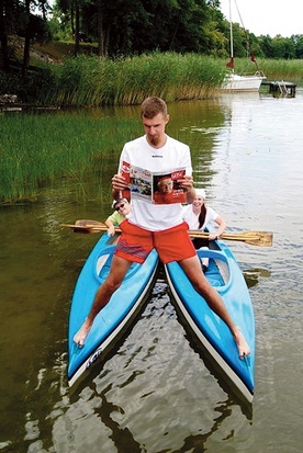 ▲	Między innymi takie zdjęcie otrzymaliśmy w 2015 r. Jego autor, Kamil Jurczyk, zdobył wtedy drugie miejsce. Fotografia przedstawia Jakuba, Sebastiana i Monikę na jeziorze Bełdany.