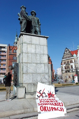 Walka o usunięcie pomnika dobiega końca. Rozpocznie się teraz druga – o to, co go zastąpi.