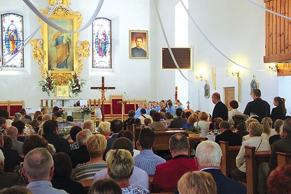 Wypieki, których składnikiem były czarne jagody, stanowiły tego dnia charakterystyczny element darów ołtarza.