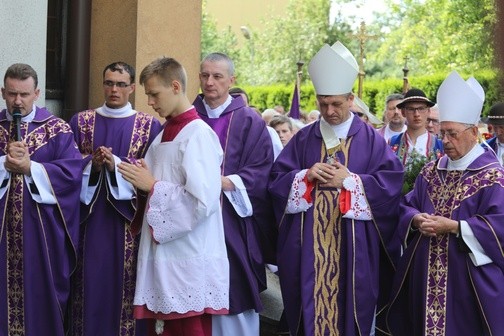 Modlitwa nad grobem śp. ks. kanonika Franciszka Janczego