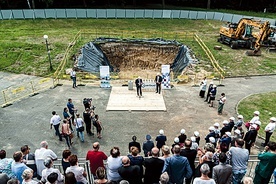 Akt podpisany, kamień wmurowany… Na terenie Górnośląskiego Centrum Rehabilitacji ruszyły prace.