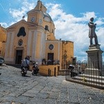 Barokowy kościół Matki Bożej Łaskawej stoi przy stromej drodze prowadzącej na Terra Murata.