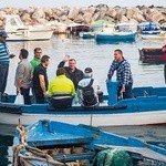 Tych mężczyzn czeka pracowita noc. Procida bywa uważana za wyspę rybaków, choć w rzeczywistości więcej jest tu marynarzy.