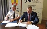 Dyrektor ZK w Łowiczu ppłk Krzysztof Sznicer i starosta łowicki Krzysztof Figat podpisują umowę