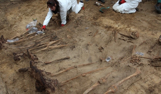 W pracach ekshumacyjnych uczestniczyłli archeologowie