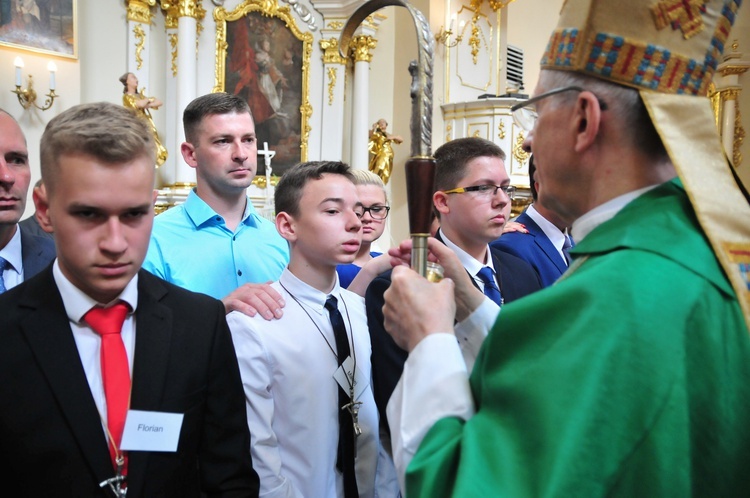 Bierzmowanie w parafii Krasienin. Świadectwo młodzieży i ich rodzin