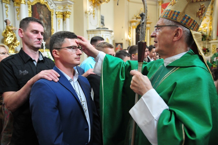 Bierzmowanie w parafii Krasienin. Świadectwo młodzieży i ich rodzin