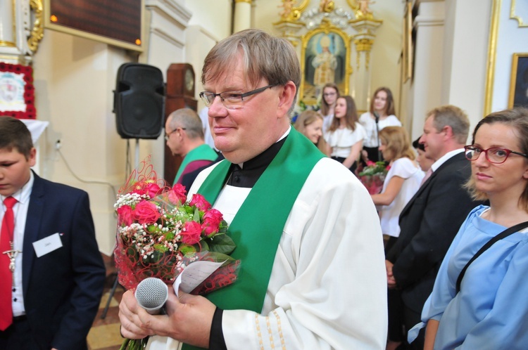 Bierzmowanie w parafii Krasienin. Świadectwo młodzieży i ich rodzin