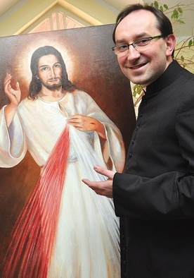 Ks. Rafał Jarosiewicz jest dyrektorem Szkoły Nowej Ewangelizacji w diecezji koszalińsko-kołobrzeskiej oraz misjonarzem miłosierdzia.