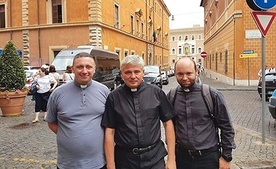 Abp Konrad Krajewski z ks. Łukaszem Malcem (z lewej) i ks. Damianem Dropem, duszpasterzem młodzieży w dekanacie pszczewskim, który też wziął udział w rekolekcjach.