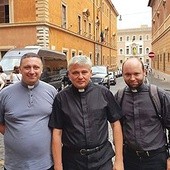 Abp Konrad Krajewski z ks. Łukaszem Malcem (z lewej) i ks. Damianem Dropem, duszpasterzem młodzieży w dekanacie pszczewskim, który też wziął udział w rekolekcjach.