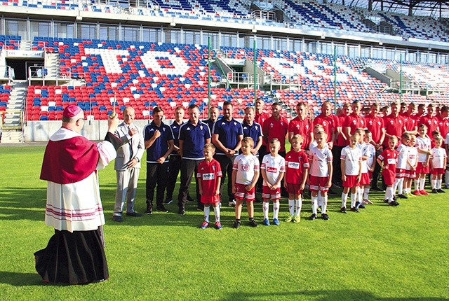 ▲	Bp Andrzej Czaja święci stadion „Górnika”.