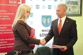 Zawarcie umowy między Agnieszką Mieczkowską z BGK Inwestycje SA  i burmistrzem Łowicza Krzysztofem Janem Kalińskim.