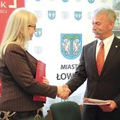 Zawarcie umowy między Agnieszką Mieczkowską z BGK Inwestycje SA  i burmistrzem Łowicza Krzysztofem Janem Kalińskim.