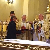 Dokument o nadaniu tytułu o. Gabrielowi (drugi od prawej) wręczył Marek Klimek.