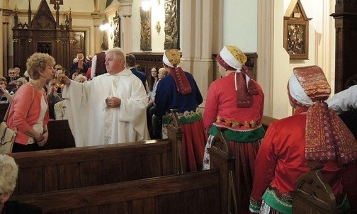 Parafianie z Wilamowic i ich goście czczą relikwie swojego świętego rodaka