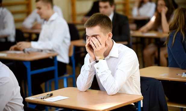 Większość maturzystów miała problemy z przebrnięciem przez egzamin z WOS.