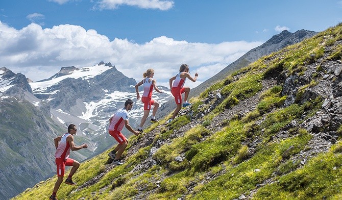 Skyrunning to ekstremalna odmiana biegów górskich, charakteryzująca się dużymi przewyższeniami i trasami prowadzonymi w trudnym terenie na wysokości przekraczającej 2000 m.n.p.m.