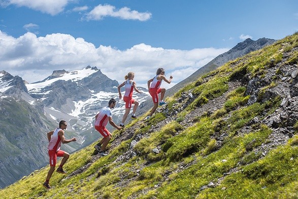 Skyrunning to ekstremalna odmiana biegów górskich, charakteryzująca się dużymi przewyższeniami i trasami prowadzonymi w trudnym terenie na wysokości przekraczającej 2000 m.n.p.m.