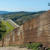 Na granicy USA z Meksykiem istnieją już mury, jak ten w okolicach lotniska Tijuana.