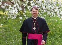 Niemiecki biskup broni charyzmatycznej wspólnoty młodych