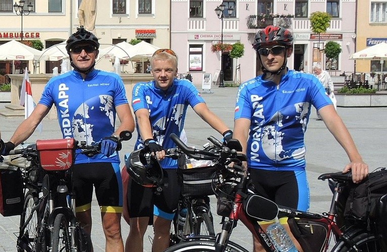 Trójka rowerzystów, od lewej: Marian Butor, Maciej Urbaniec i ks. Grzegorz Kierpiec dziś będzie na Nordkappie. Dołączył do nich Marek Stasica oraz ekipa samochodowa: Basia Marek i Mariusz Marek