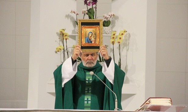 Na zakończenie Mszy św. o. Zygmunt Kwiatkowski SJ pobłogosławił zebranych kazańską ikoną Matki Bożej
