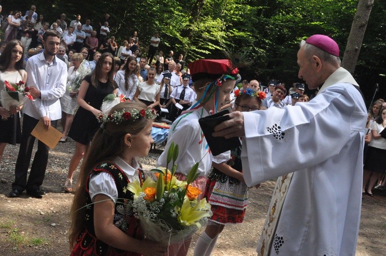 Dzieci składają życzenia bp. Bobowskiemu