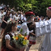 Dzieci składają życzenia bp. Bobowskiemu