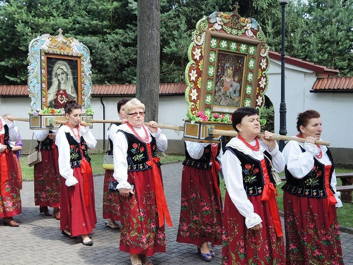 Odpust w Rychwałdzie z monstrancją fatimską