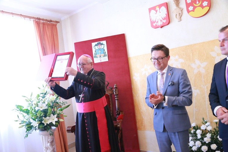 Bp Czesław Stanula uhononorowany przez Szerzyny
