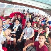 Jedno z wielu selfie zrobionych na wyjeździe. Ksiądz Marcin pierwszy z lewej, ks. Tomek w środku.