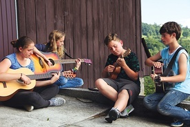 Co oazowicze robią w czasie wolnym?  Grają na gitarze. 