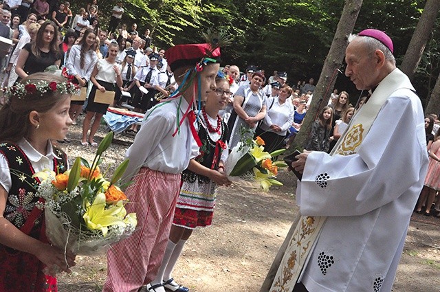 ▲	Dzieci składają  życzenia jubilatowi.