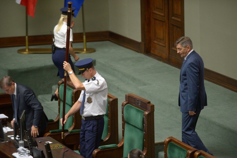 Posłowie nie mogą przebywać w części prezydialnej sali posiedzeń